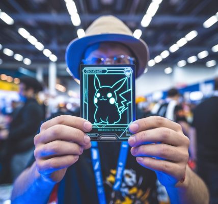 Collectionneur tenant une carte Pokémon rare en convention