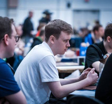 Participants concentrés lors d'un tournoi Magic: The Gathering
