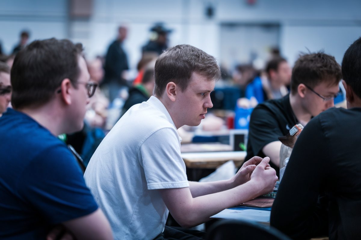 Participants concentrés lors d'un tournoi Magic: The Gathering