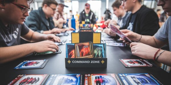 Joueurs autour d'une table de Magic: The Gathering